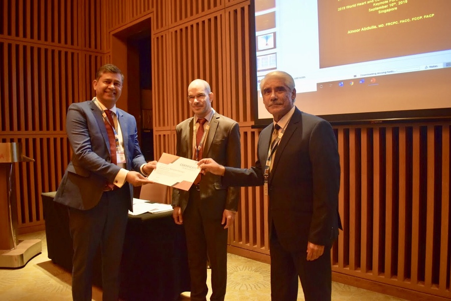 Dr. Abdulla receiving his Certificate of Achievement on stage at the 2019 World Heart and Cardiothoracic Surgery Conference, Singapore